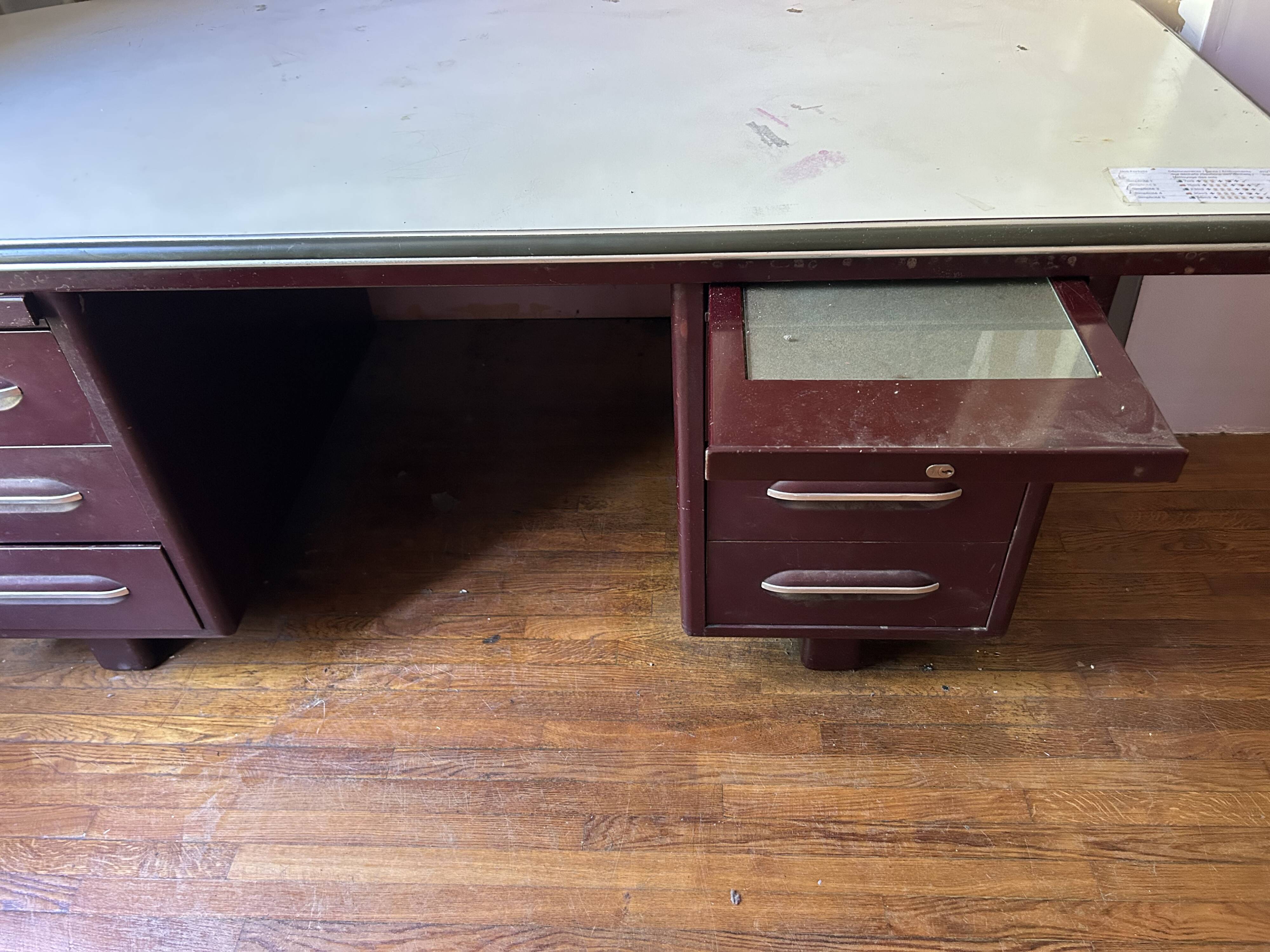 Grand bureau industriel vintage – métal bordeaux