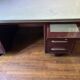 Grand bureau industriel vintage – métal bordeaux