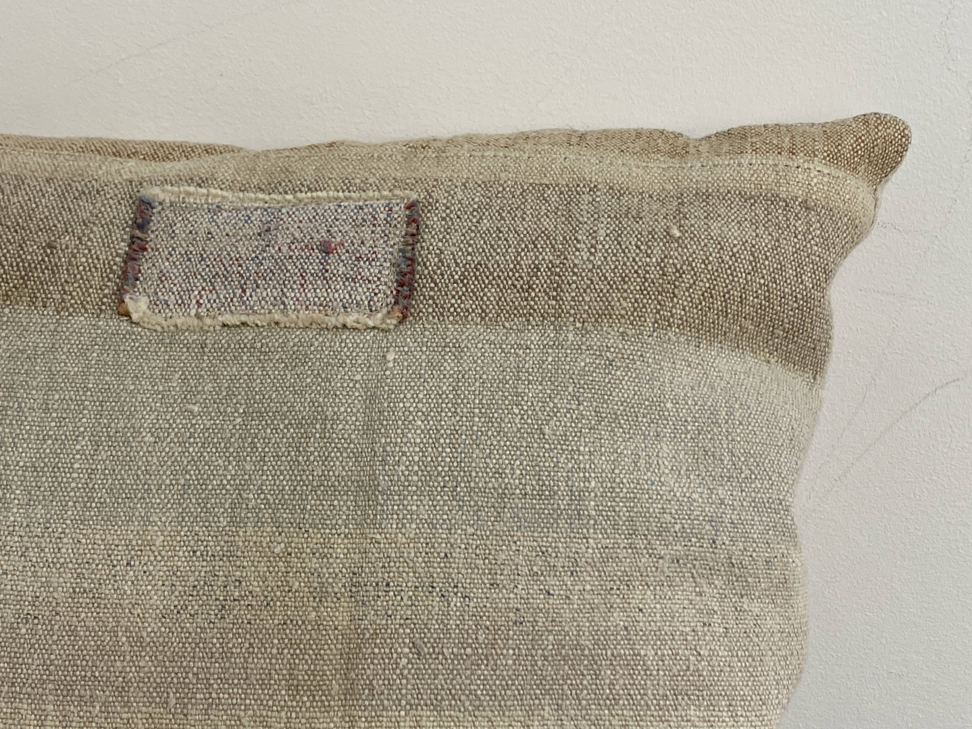 Coussin artisanal en toile ancienne style Kilim