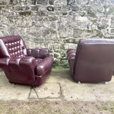 Paire de fauteuils capitonnés en skaï aubergine