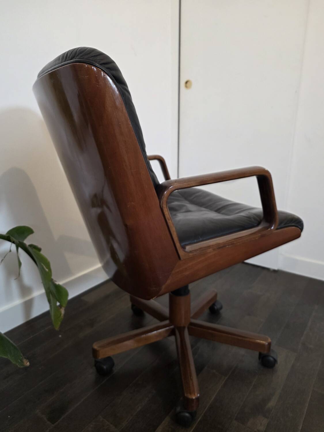 Kiruna executive chair by Luigi Vaghi (1975) – Black leather and tec