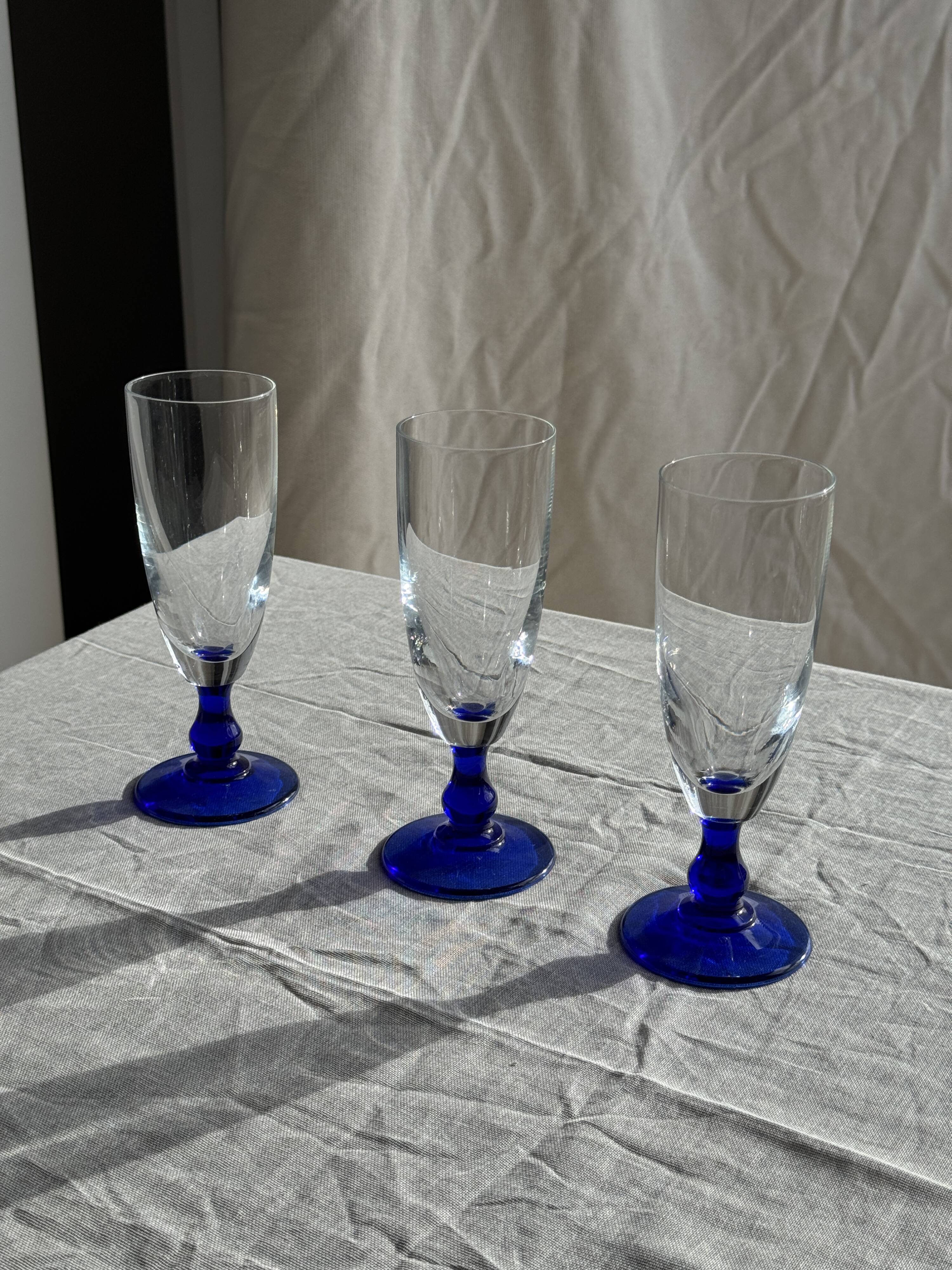 Set of 6 blue-footed champagne flutes; 3 pairs of designs.