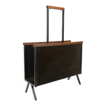 Porte-revues des années 1960 en suède marron, métal et teck.