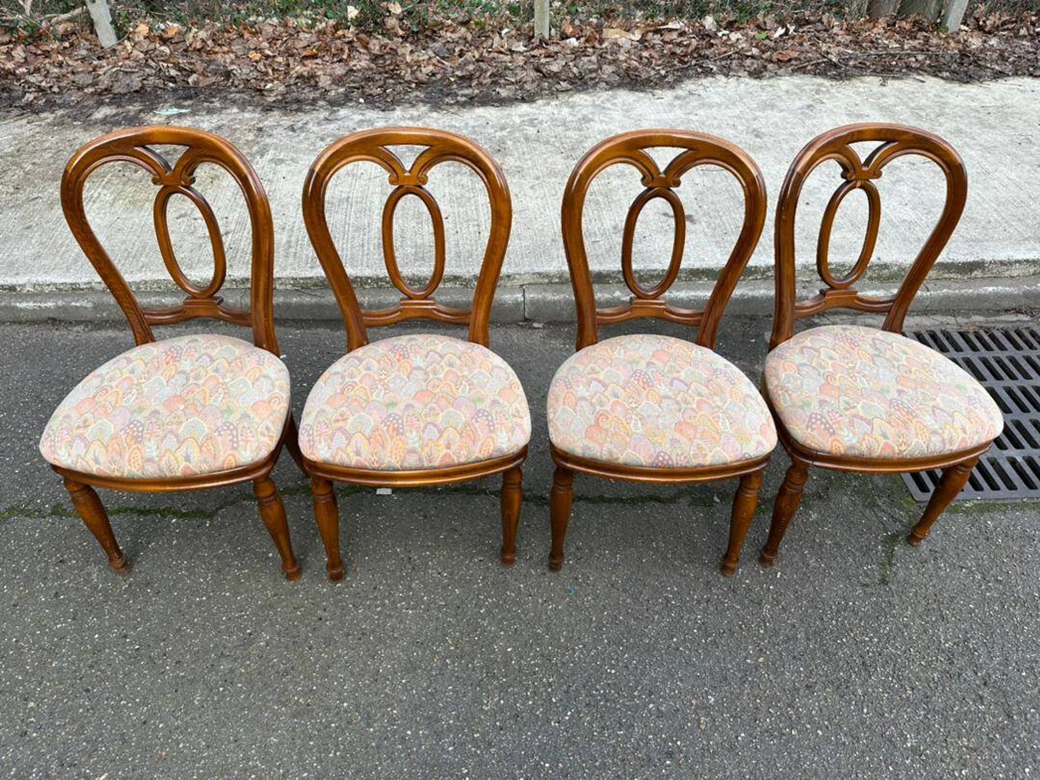 4 Louis Philippe chairs in solid wood and floral fabric.