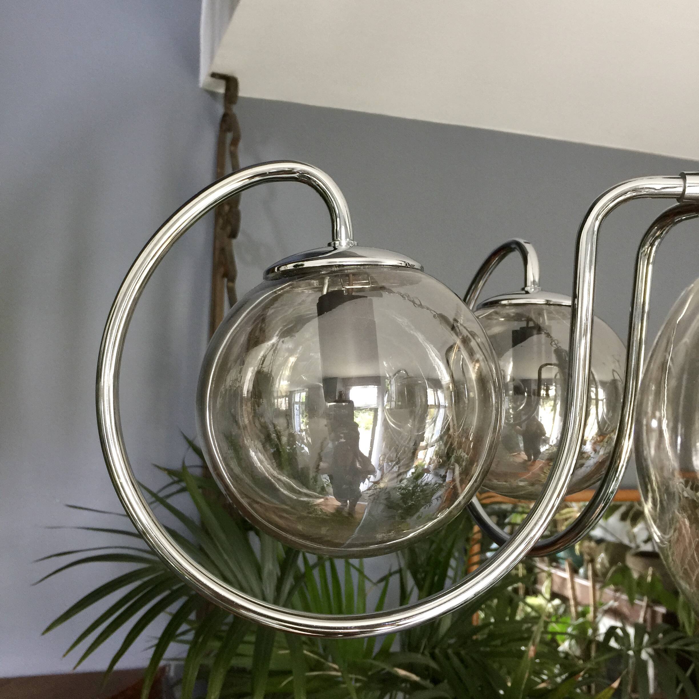 Lustre 5 boules chrome et verre fumé 1960