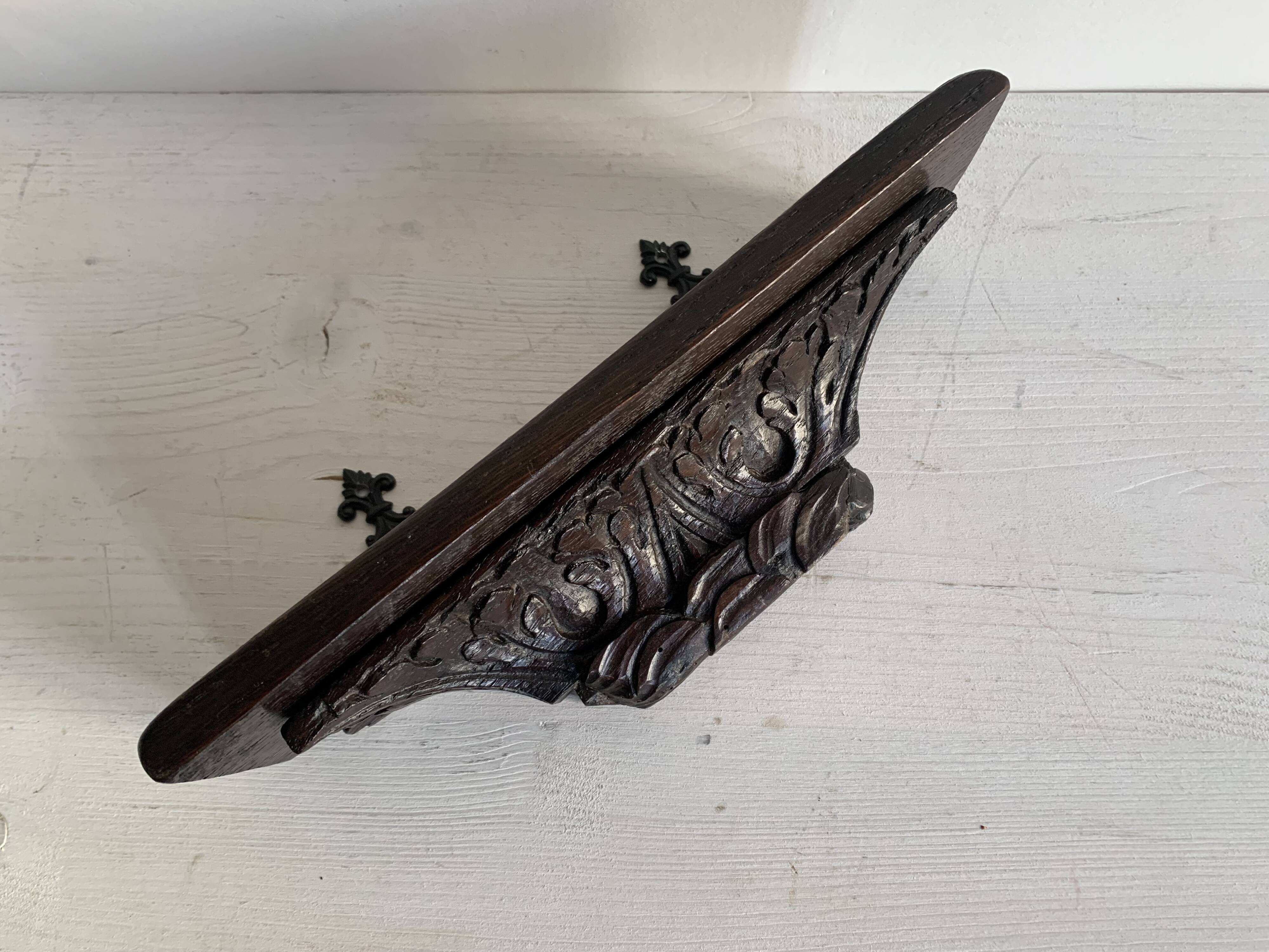 Antique carved wooden wall console for statuette, Haute époque