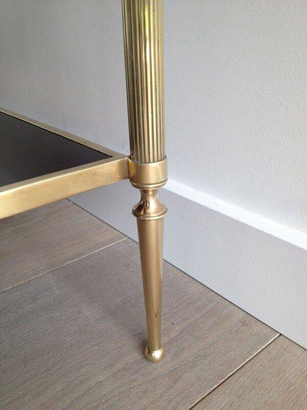 Table basse de style néoclassique en bronze et laiton à double plateaux de verres laqués noirs de la Maison Baguès