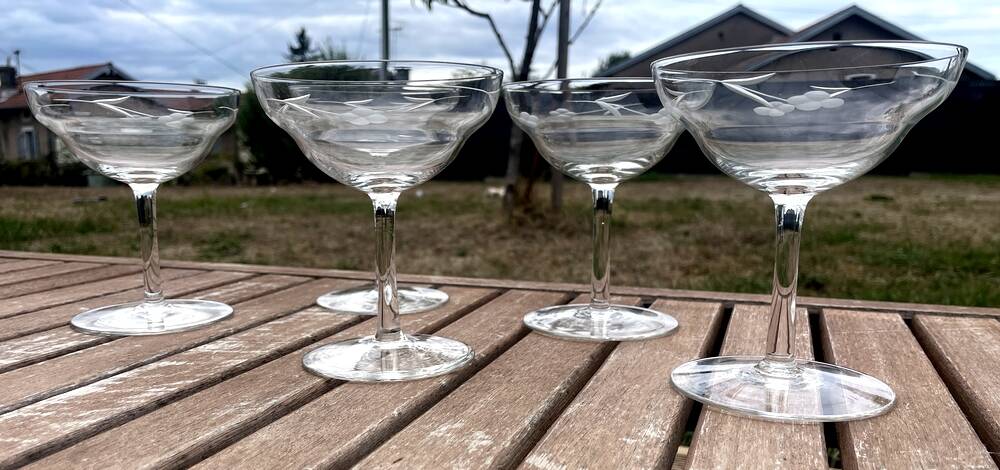 Set of 5 champagne cups in engraved crystal from the 1950s elegant