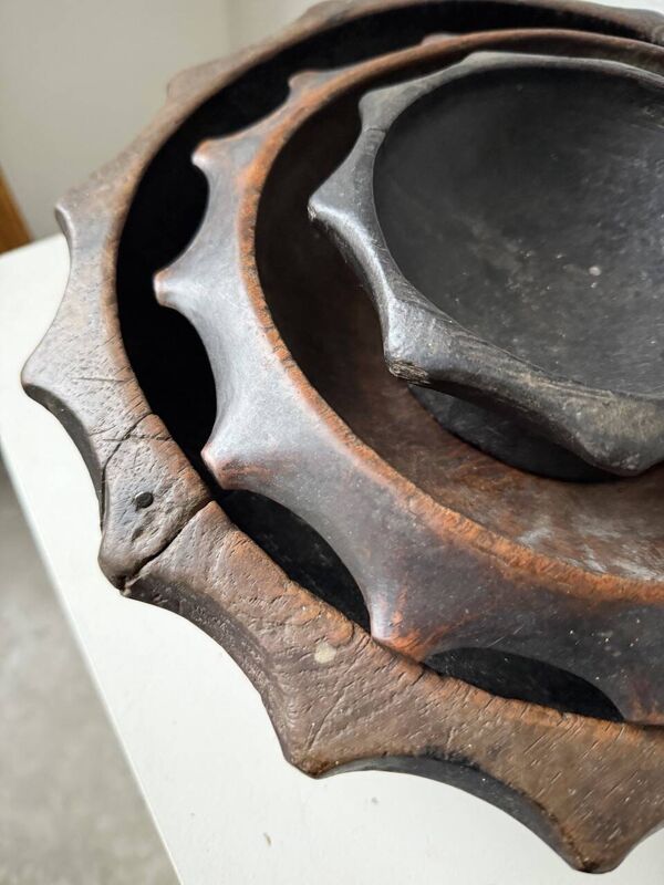 Plats brutalistes en bois, art populaire savoyard