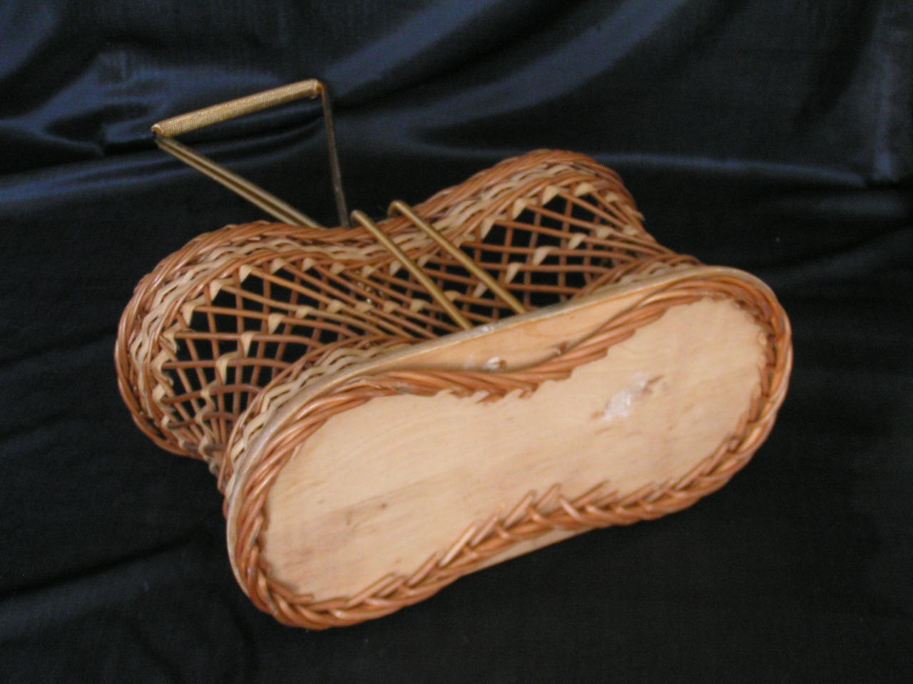 Rattan bottle holder
