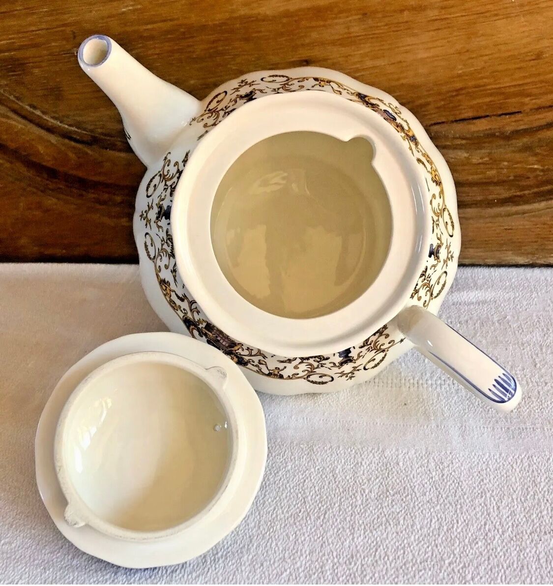 Gien teapot model children at the Dionysus press