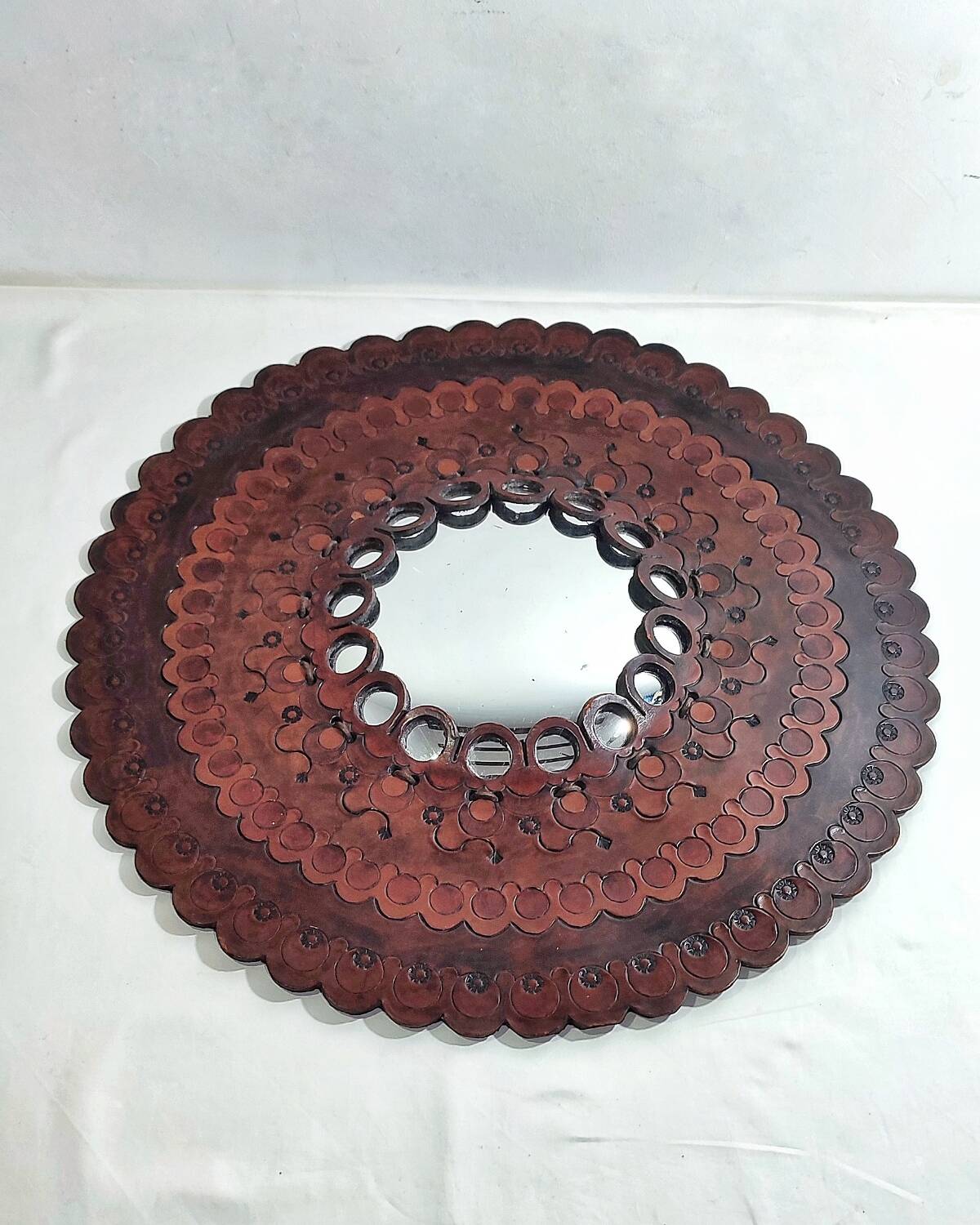 Espejo circular convexo de cuero. España, 1970s.