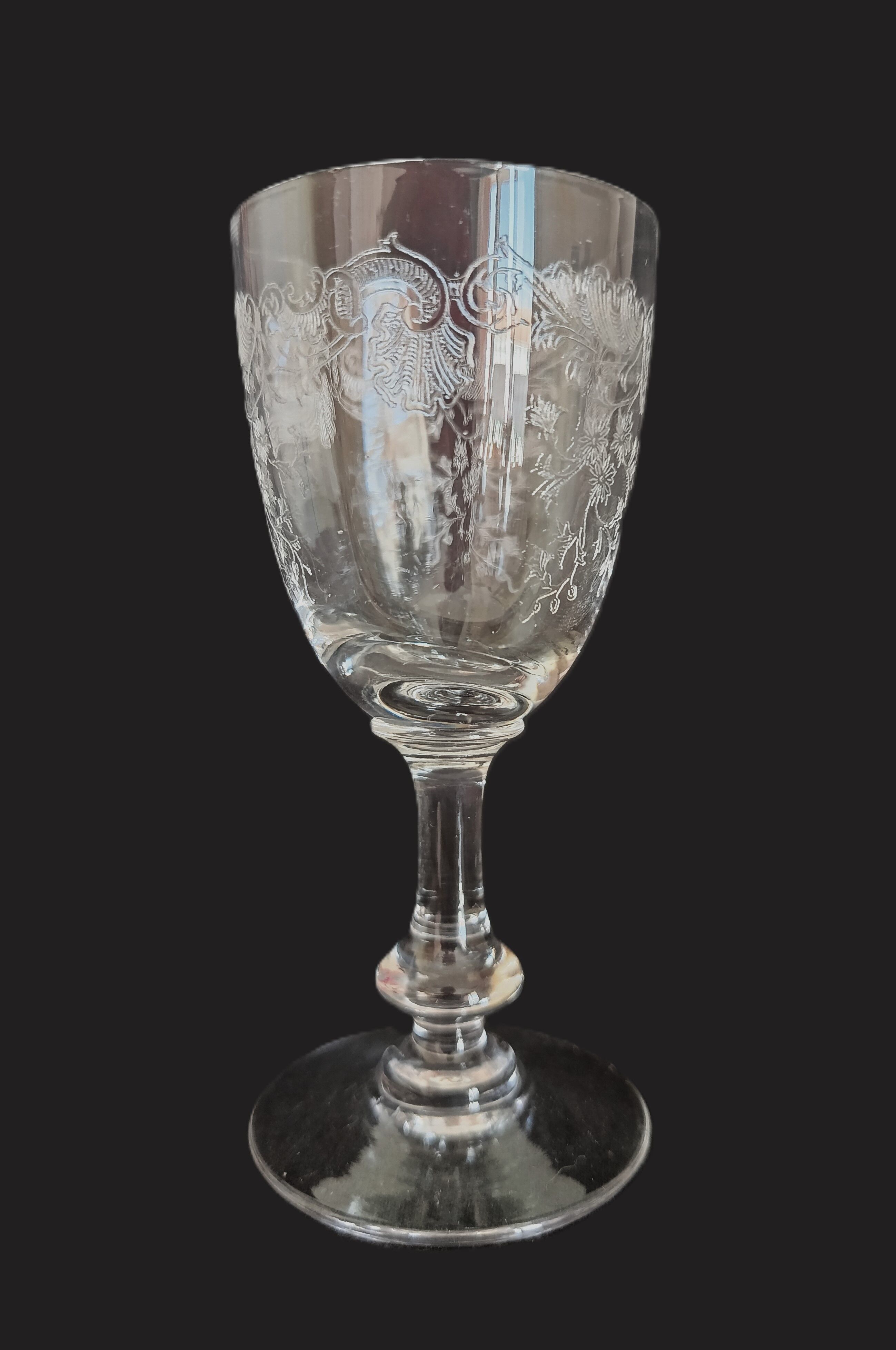 9 crystal white wine glasses from St. Louis model Cléo and their decanter.