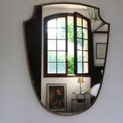 Miroir écusson en laiton à frise perlée de style italien