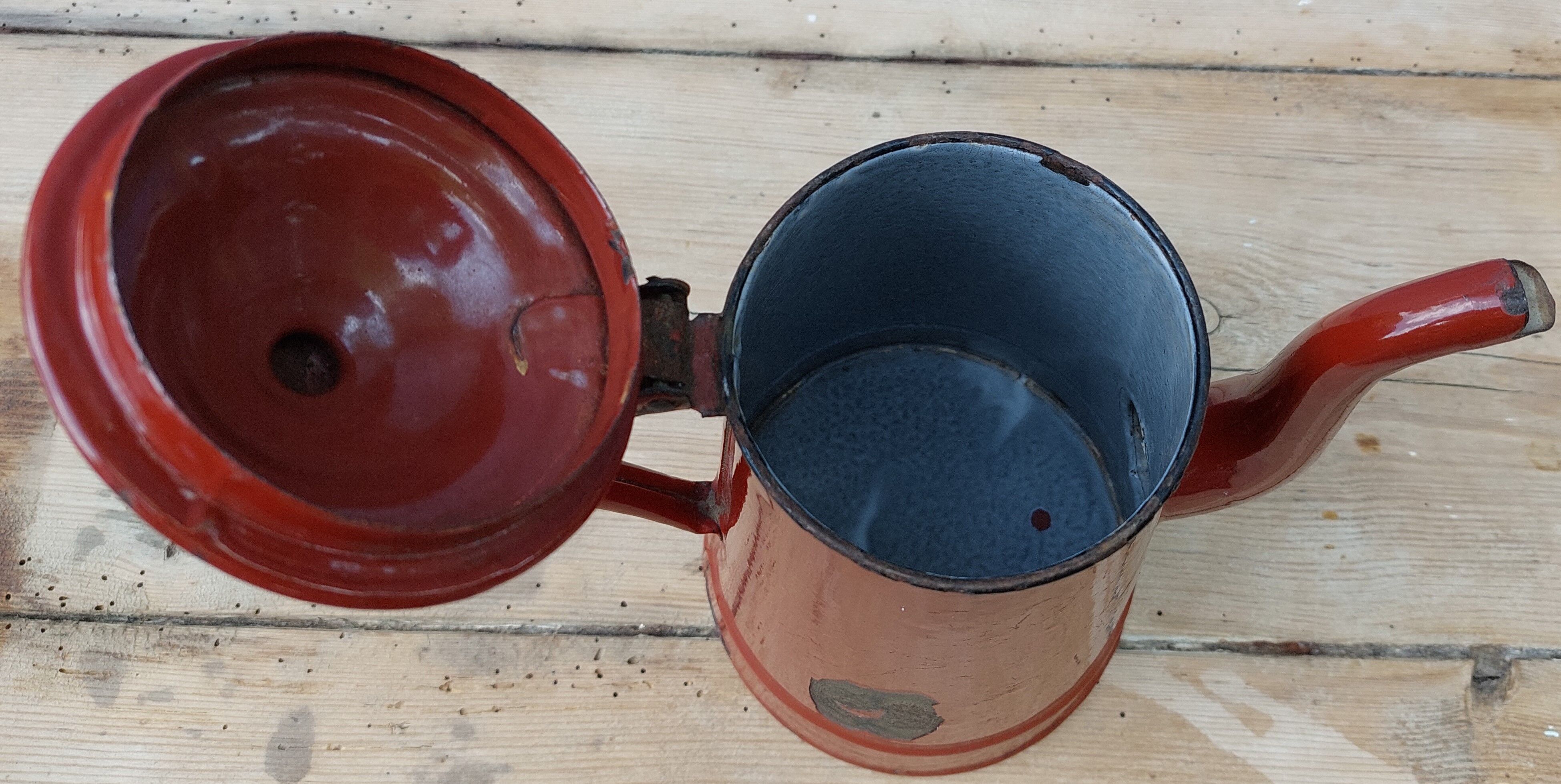 Brown enamelled coffee maker