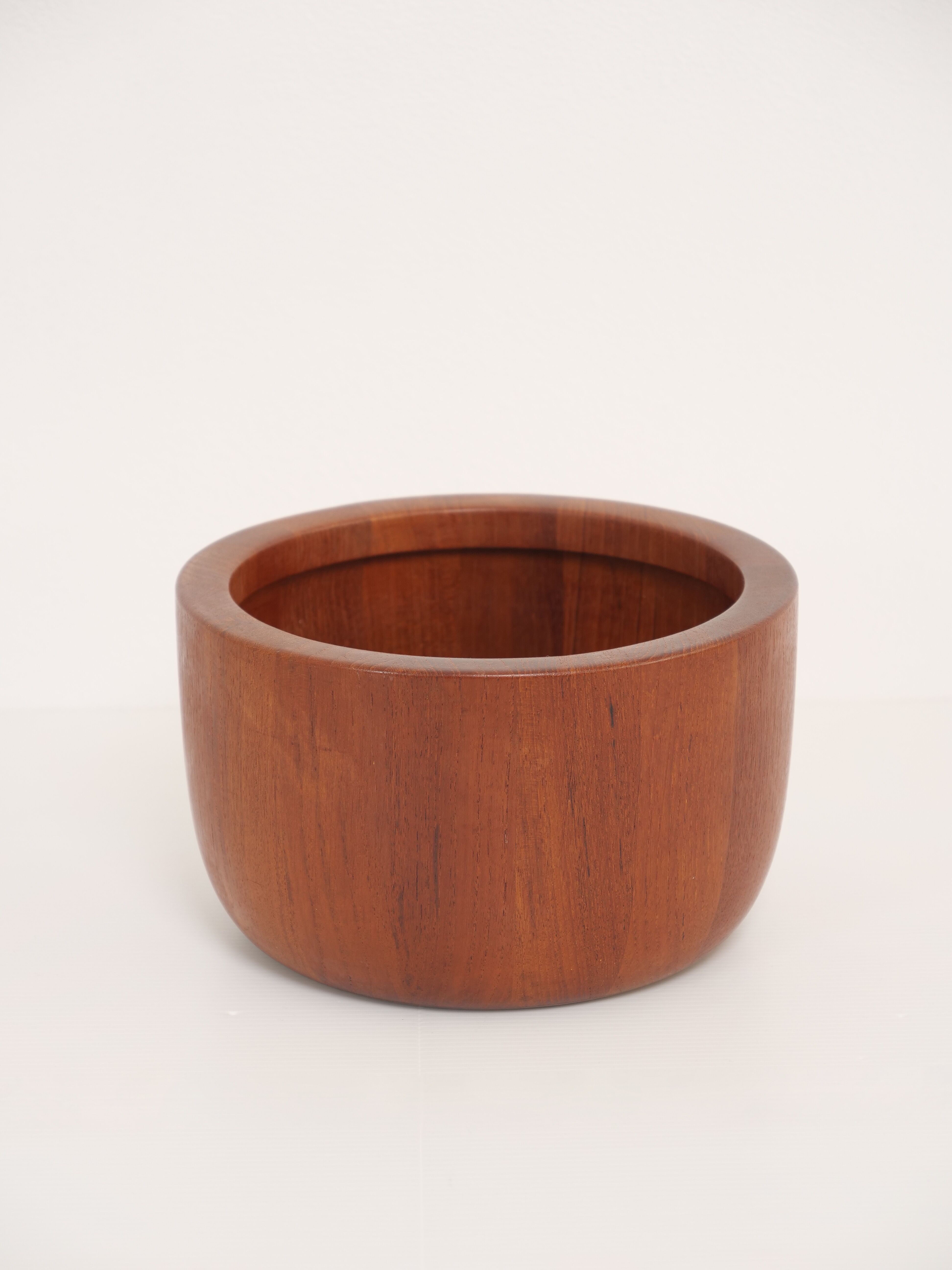 Scandinavian teak bowl by Richard Nissen Denmark