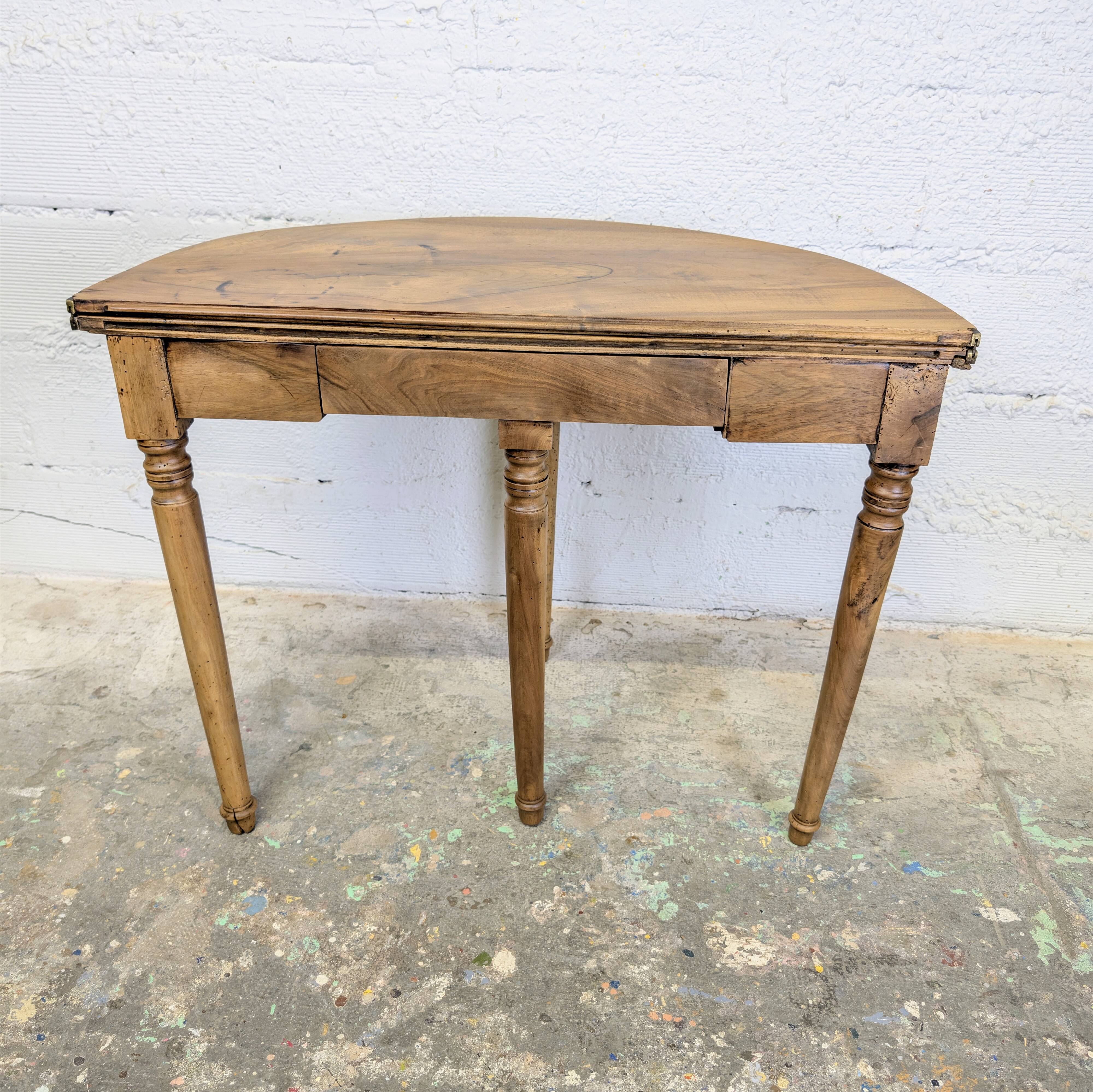 Half-moon table in walnut