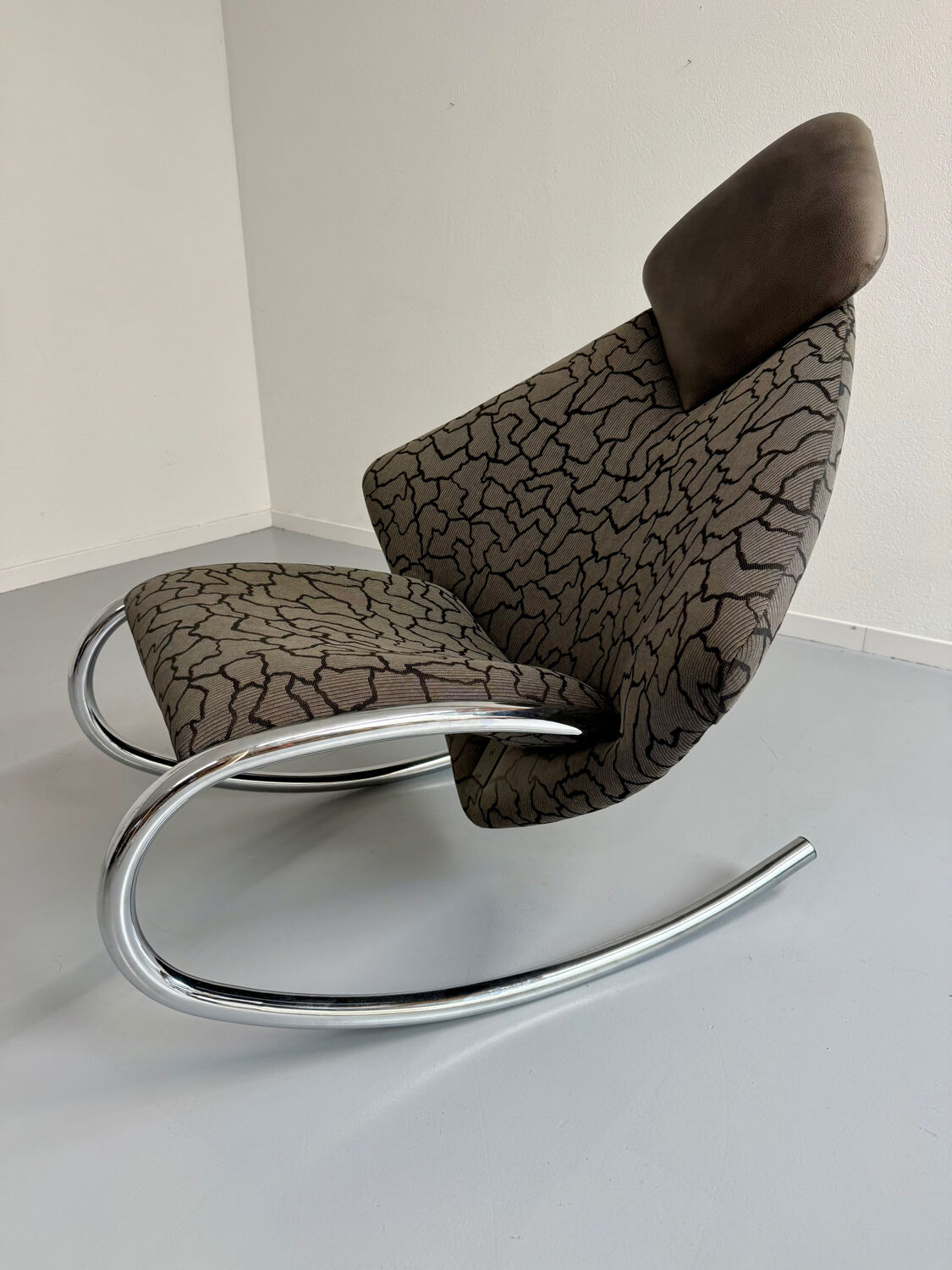 French design rocking chair in fabric and metal from the 70s/80s