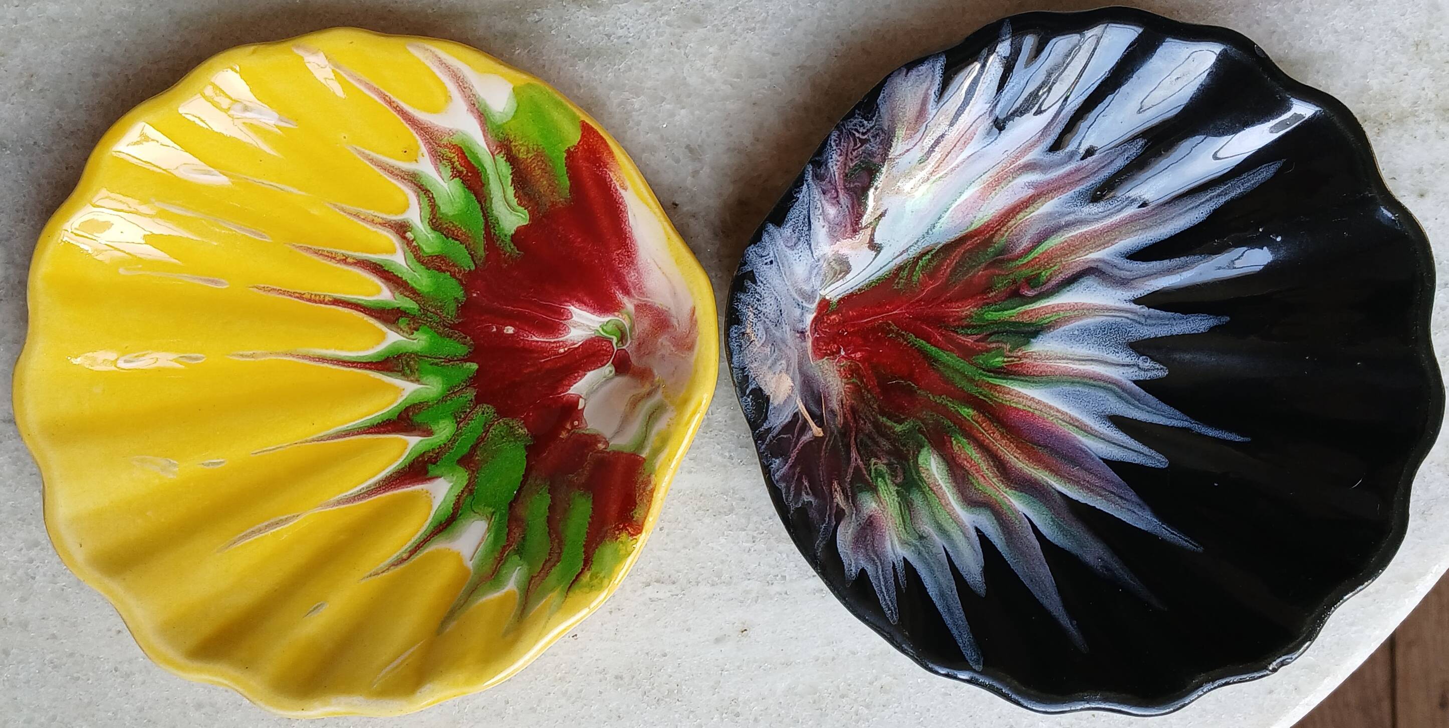 Set of 2 painted ceramic shell cups