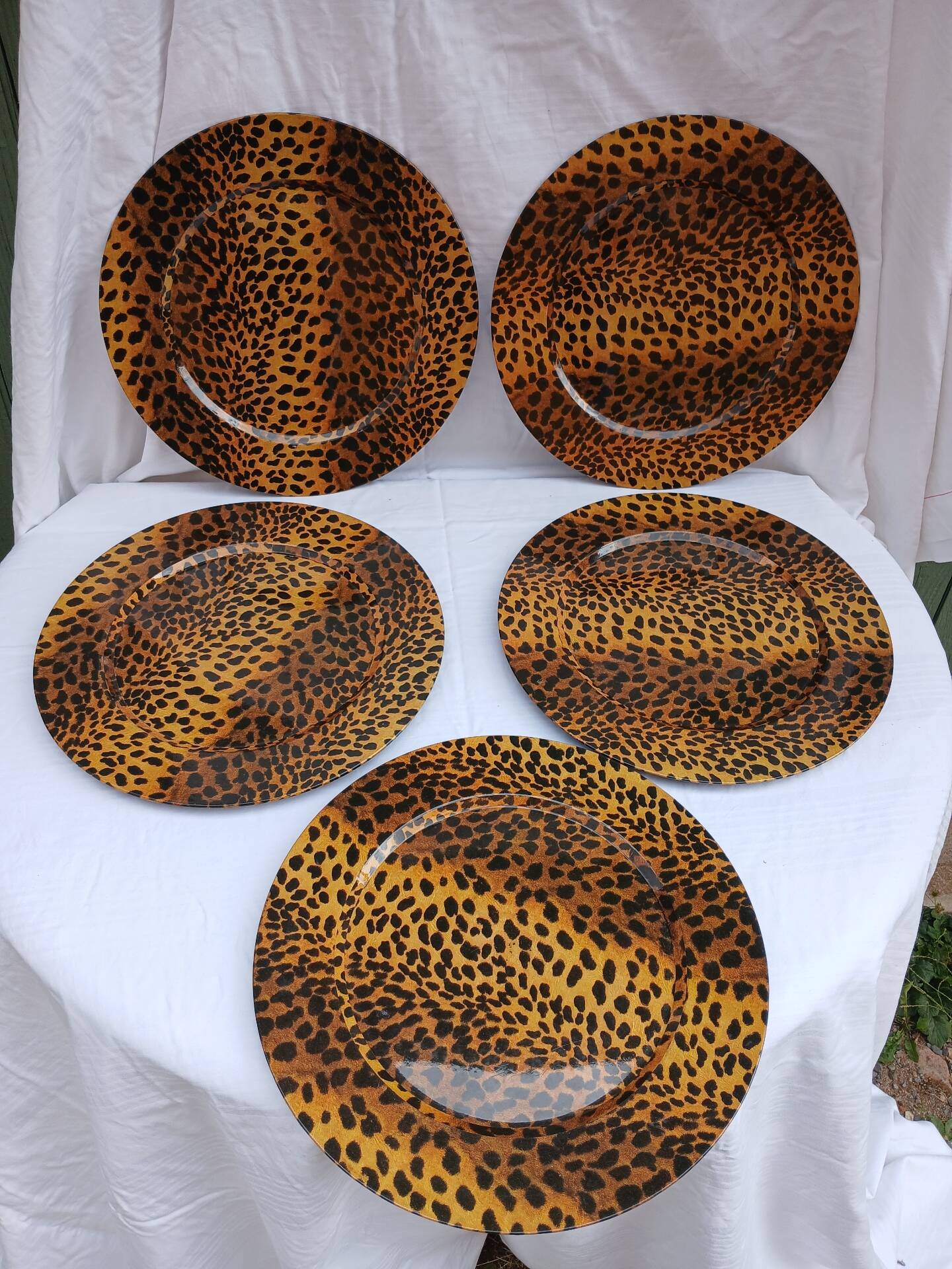 5 large flat plastic plates