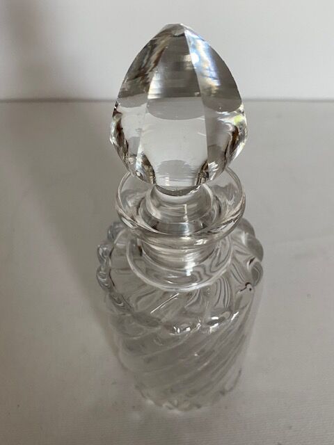 Flacon en verre ciselé transparent