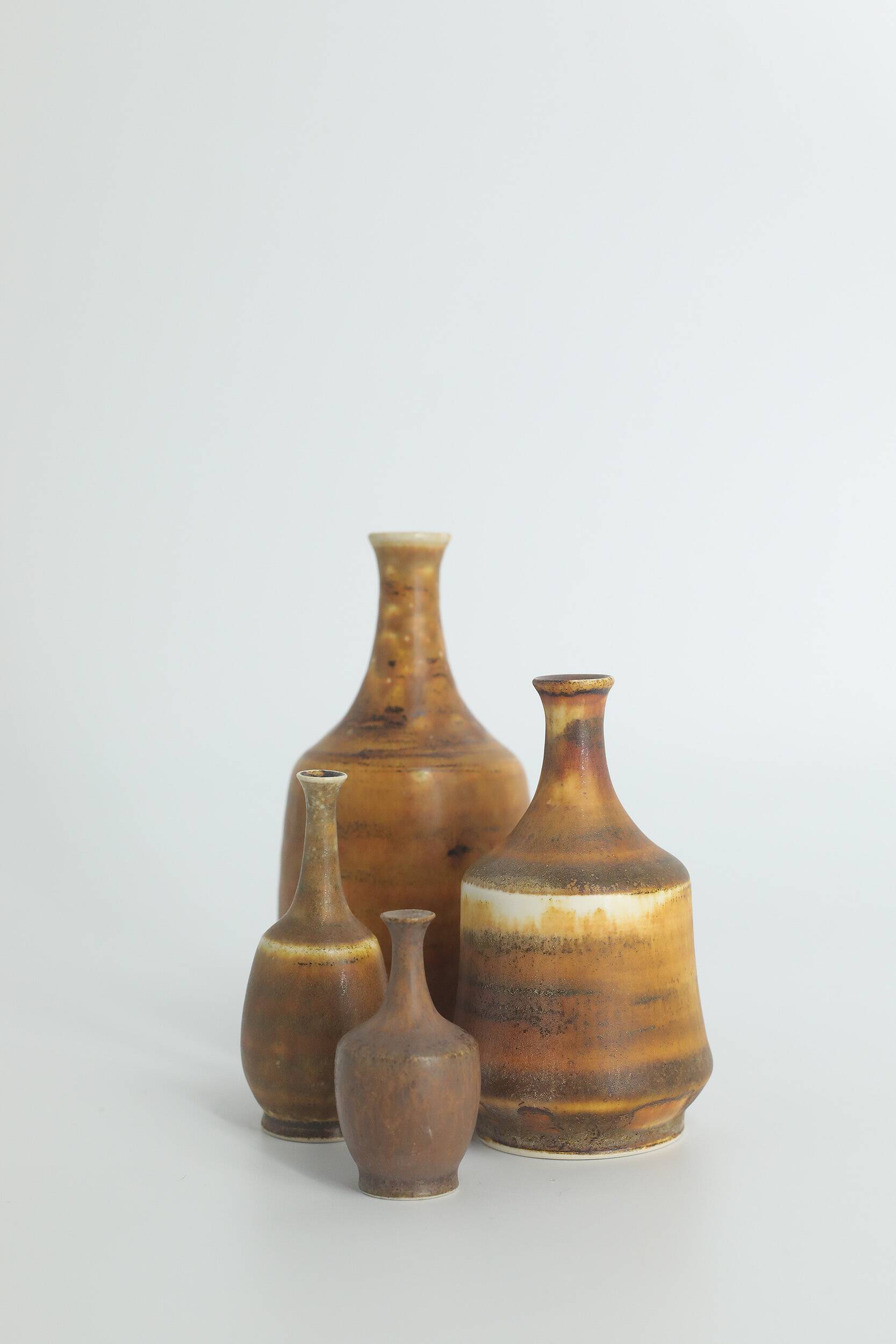 Suite de 4 vases de collection Mid-Century scandinave en grès marron par Gunnar Borg