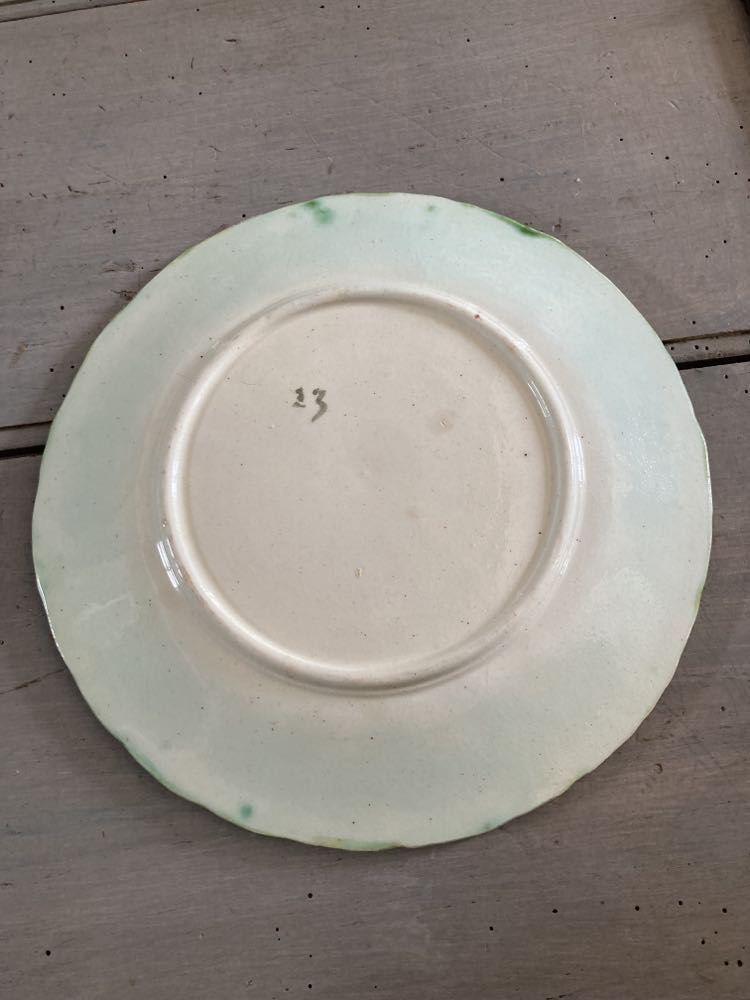 1 plate Marguerite in majolica/slip