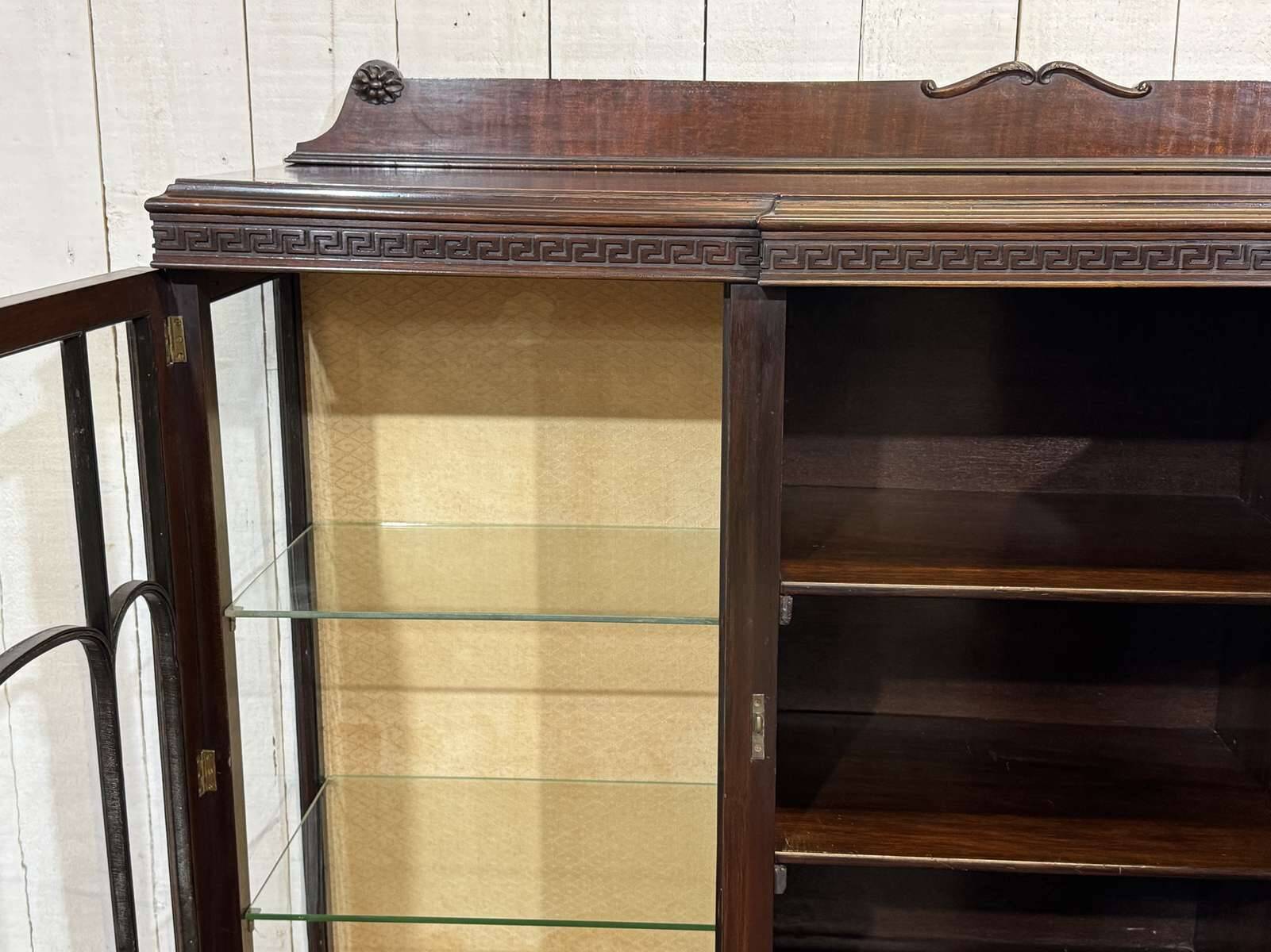 Vitrine Anglaise Chippendale 3 portes début XXème en acajou