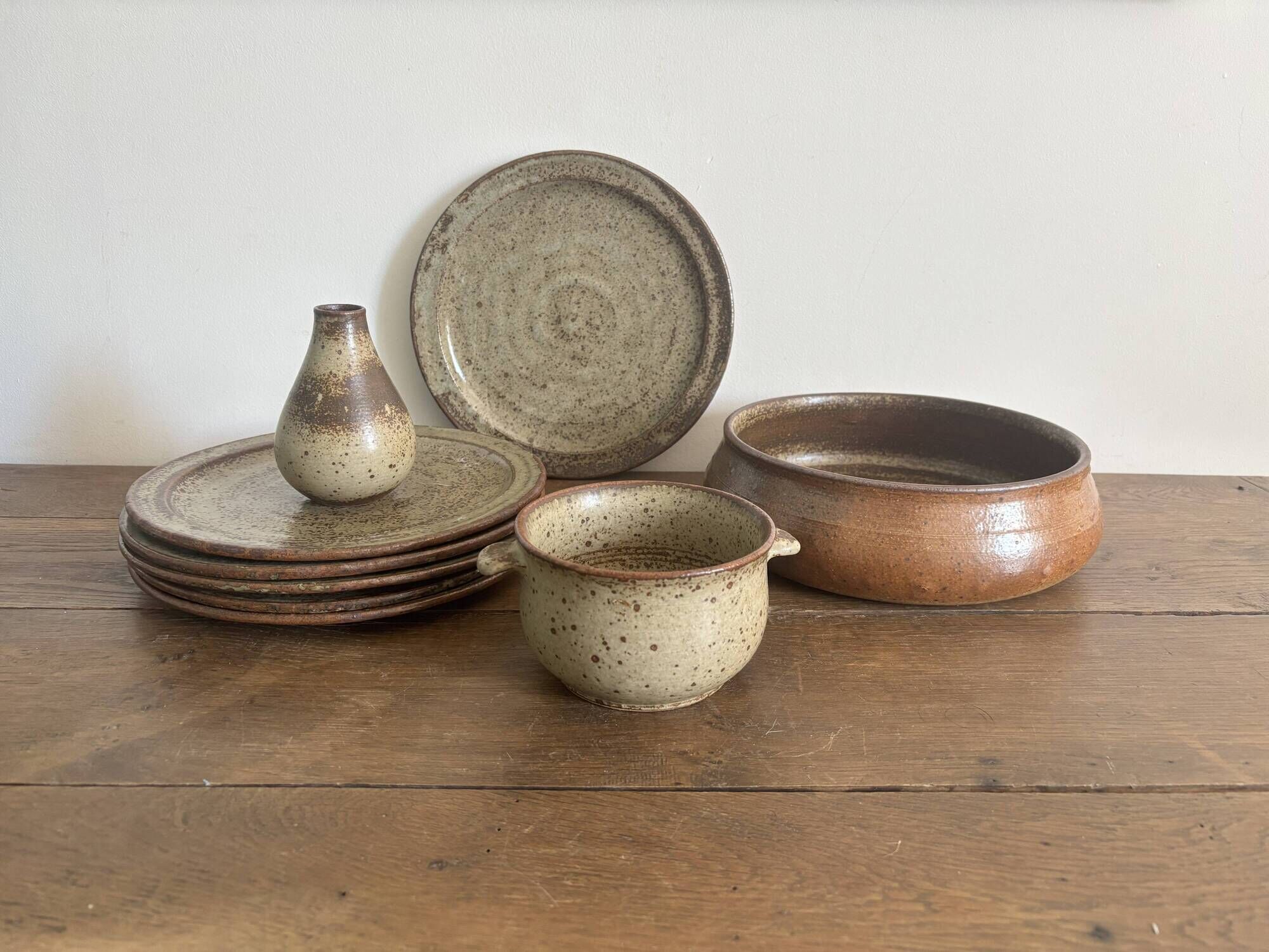 Ensemble de 9 pièces en grès LE CEP – assiettes, coupe, vase et bol