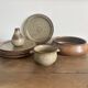 Ensemble de 9 pièces en grès LE CEP – assiettes, coupe, vase et bol