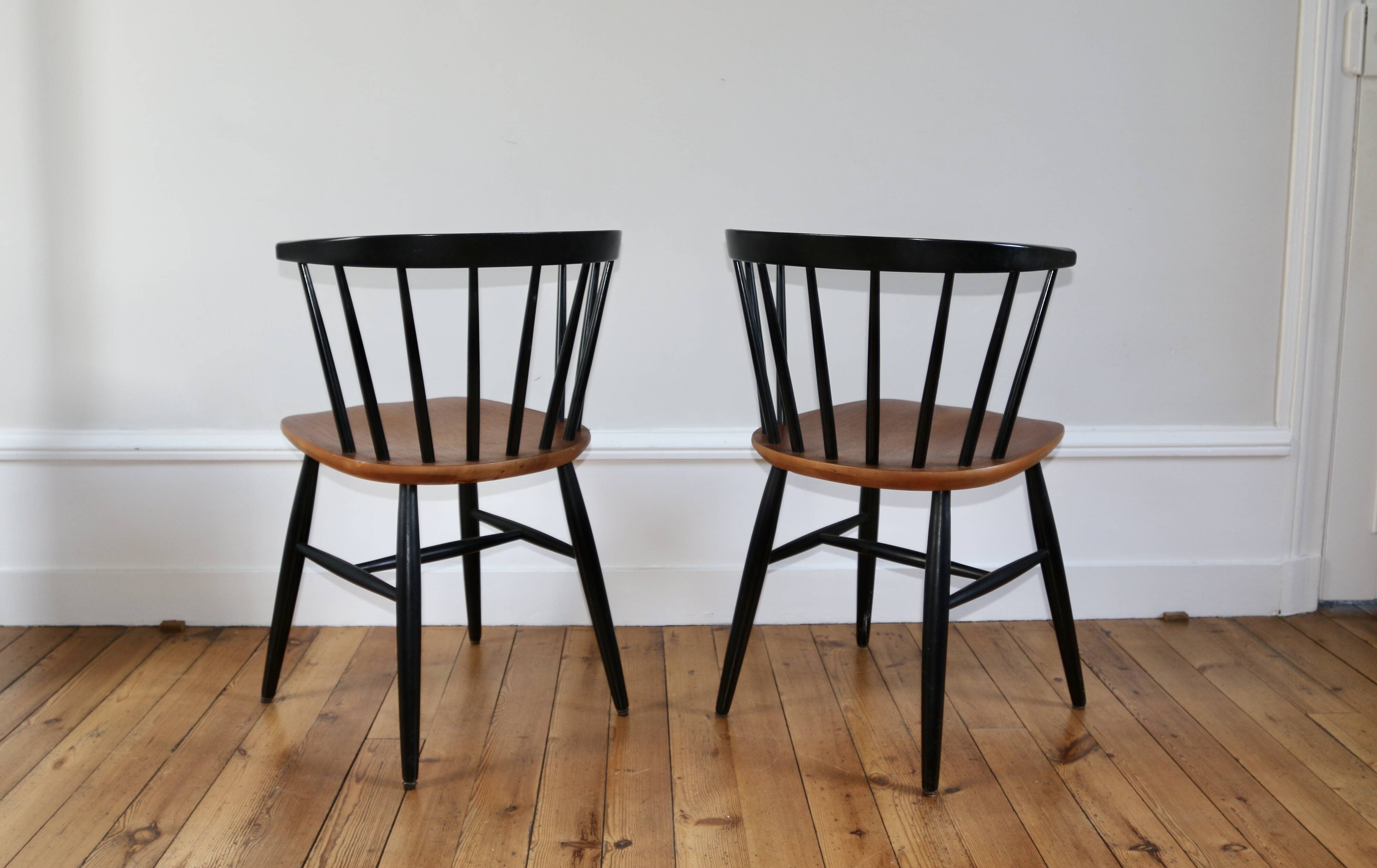 Paire de chaises scandinaves dans le goût de Tapiovaara, 1960