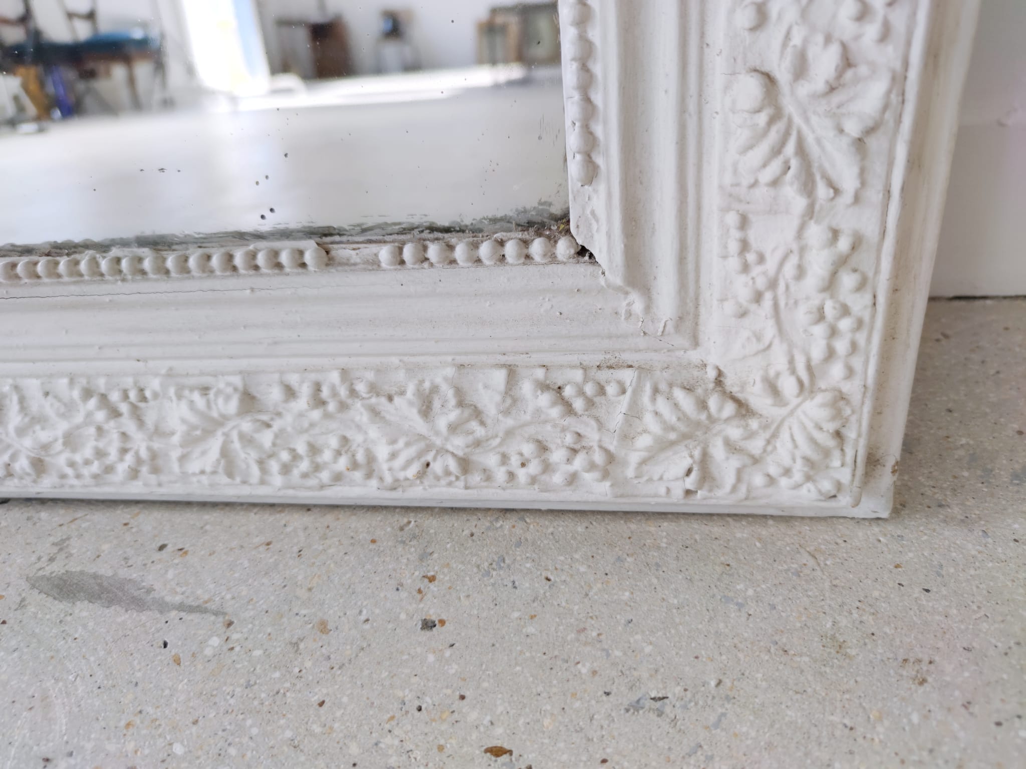 White lacquered wood mirror