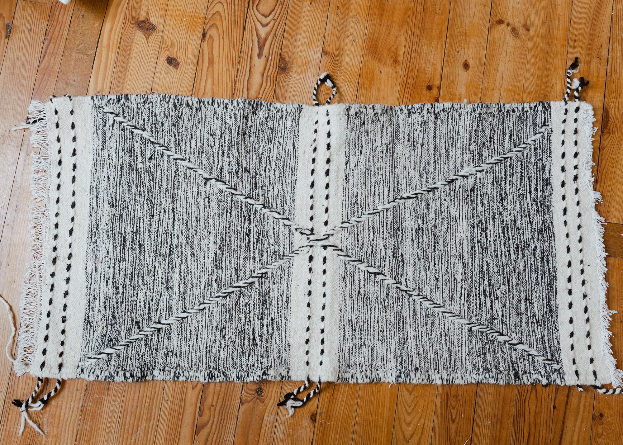 Berber carpet Zanafi - 100% black and white wool - 115 cm x 60 cm