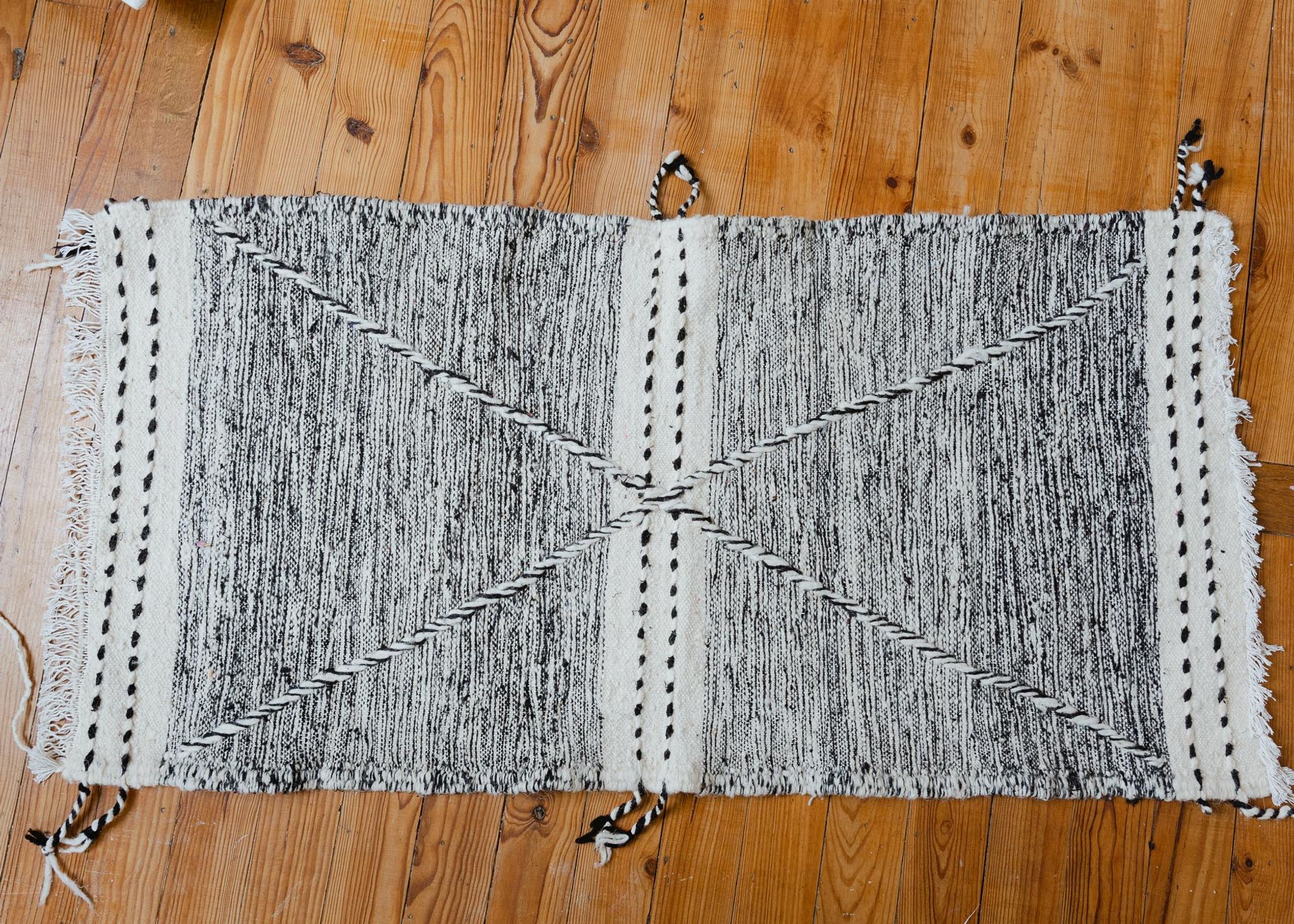 Berber carpet Zanafi - 100% black and white wool - 115 cm x 60 cm