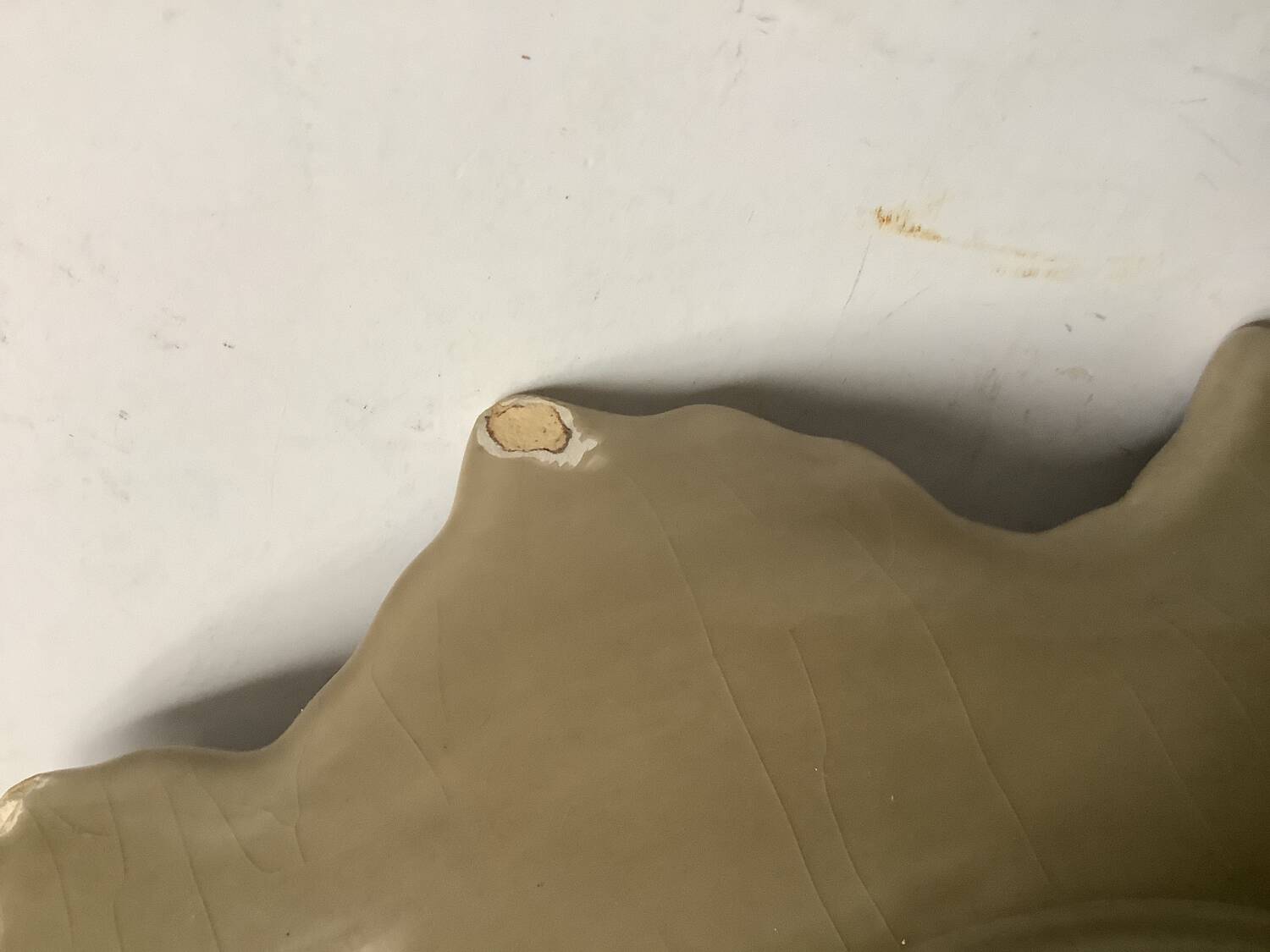 Ceramic leaf pocket emptier