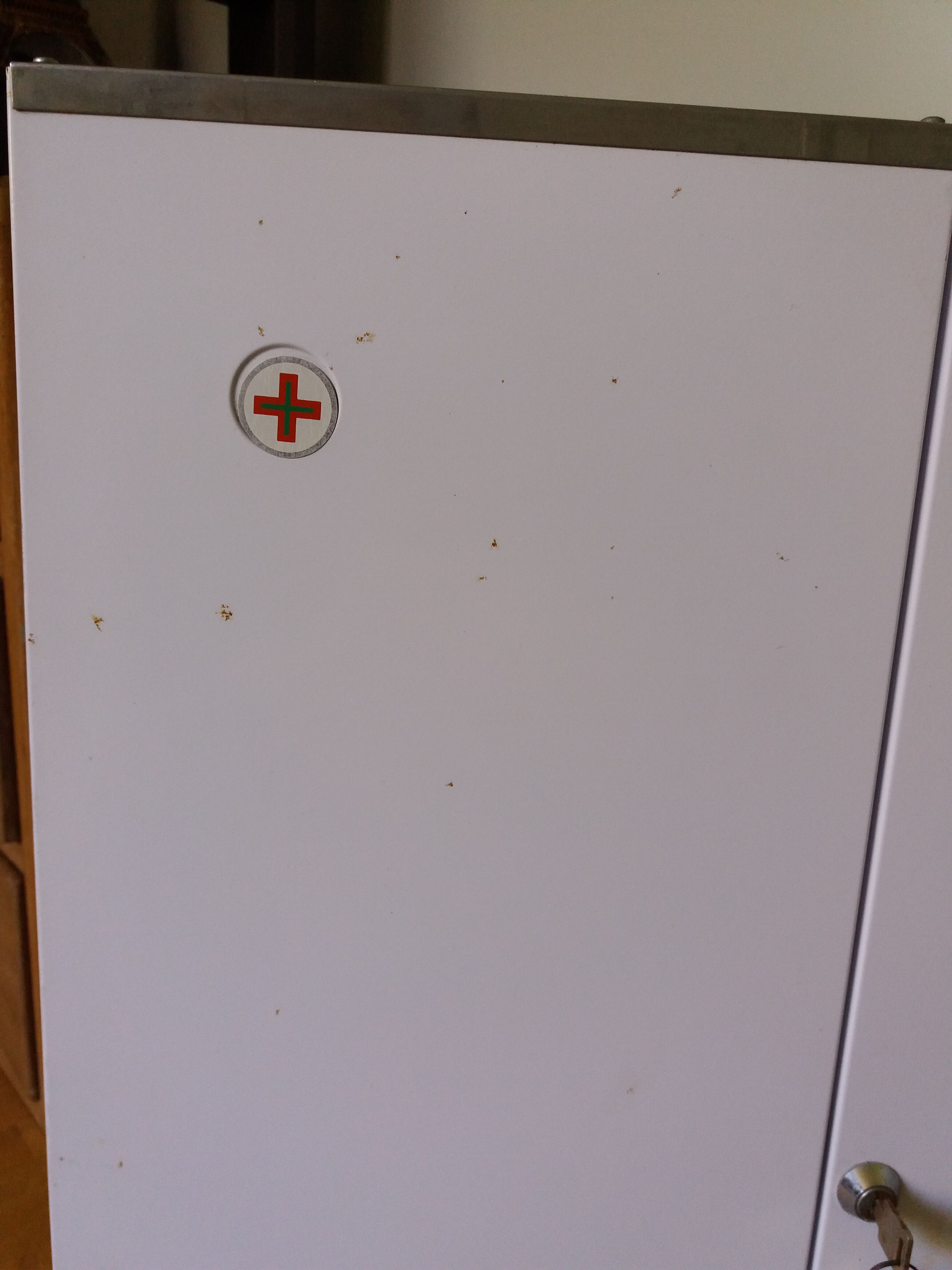 Armoire à pharmacie en métal laqué blanc