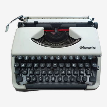 Olympia typewriter with its vintage imitation leather case