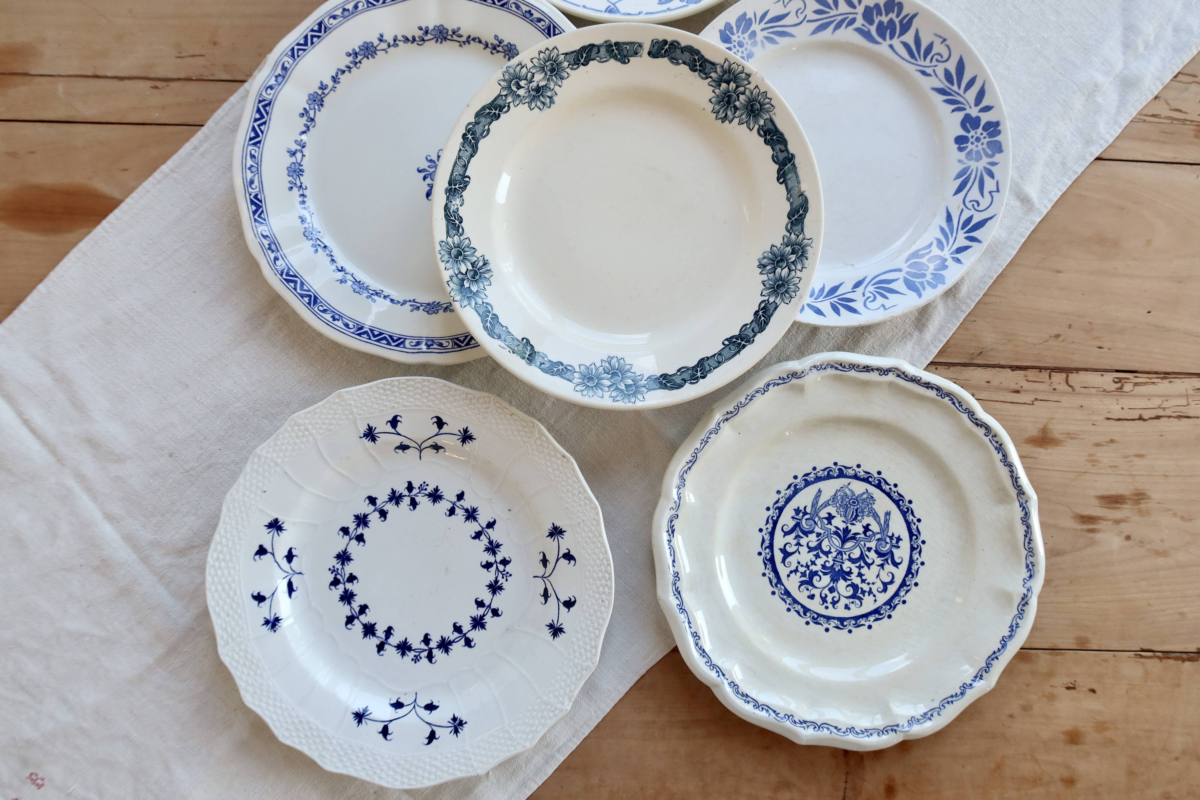 6 assiettes plates vintage dépareillées en terre de fer bleue et blanche