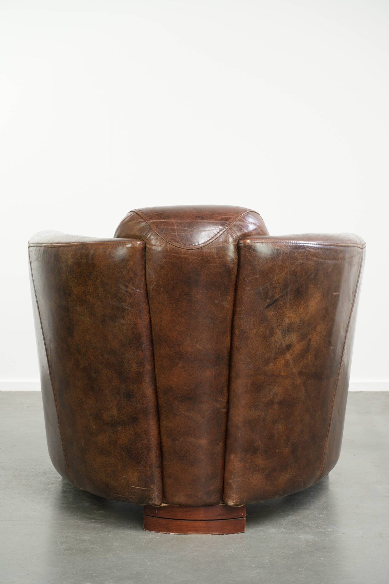 Cow leather armchair in Aviator design with patina and a warm appearance