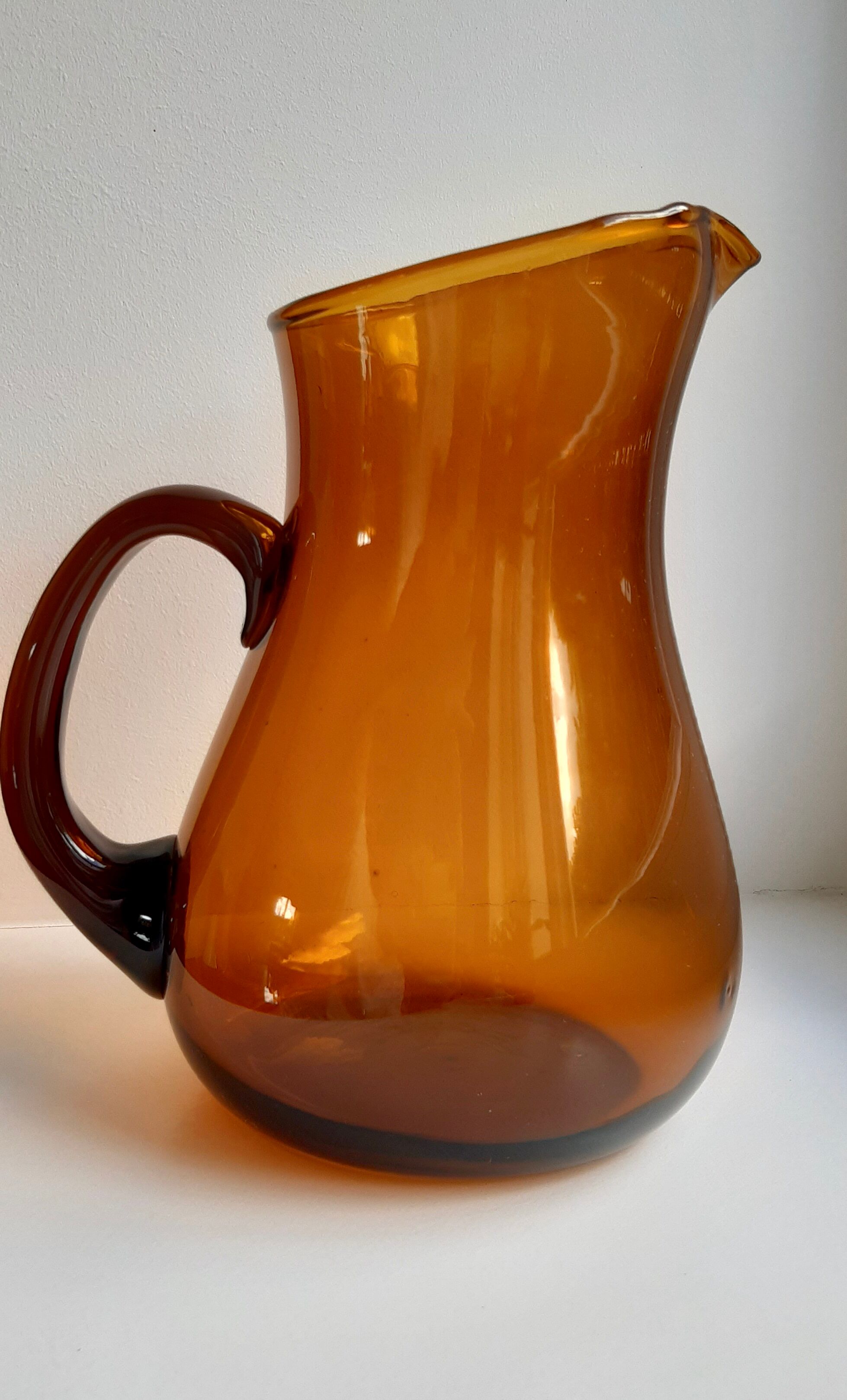Ensemble composé d’un pichet et de 6 verres ambrés années 70