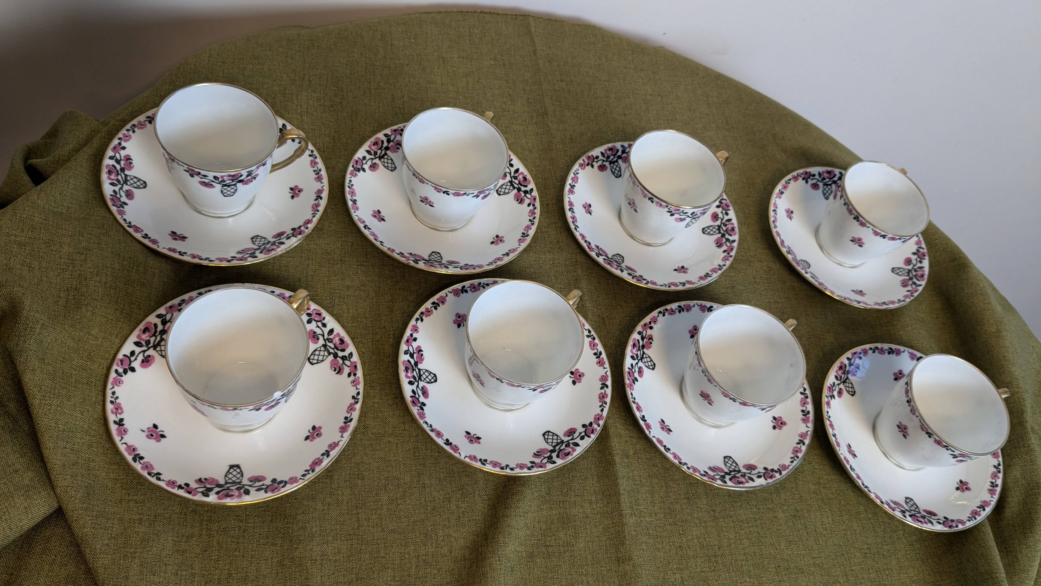18-piece porcelain coffee set signed "Aux Lions de Faïence Paris"