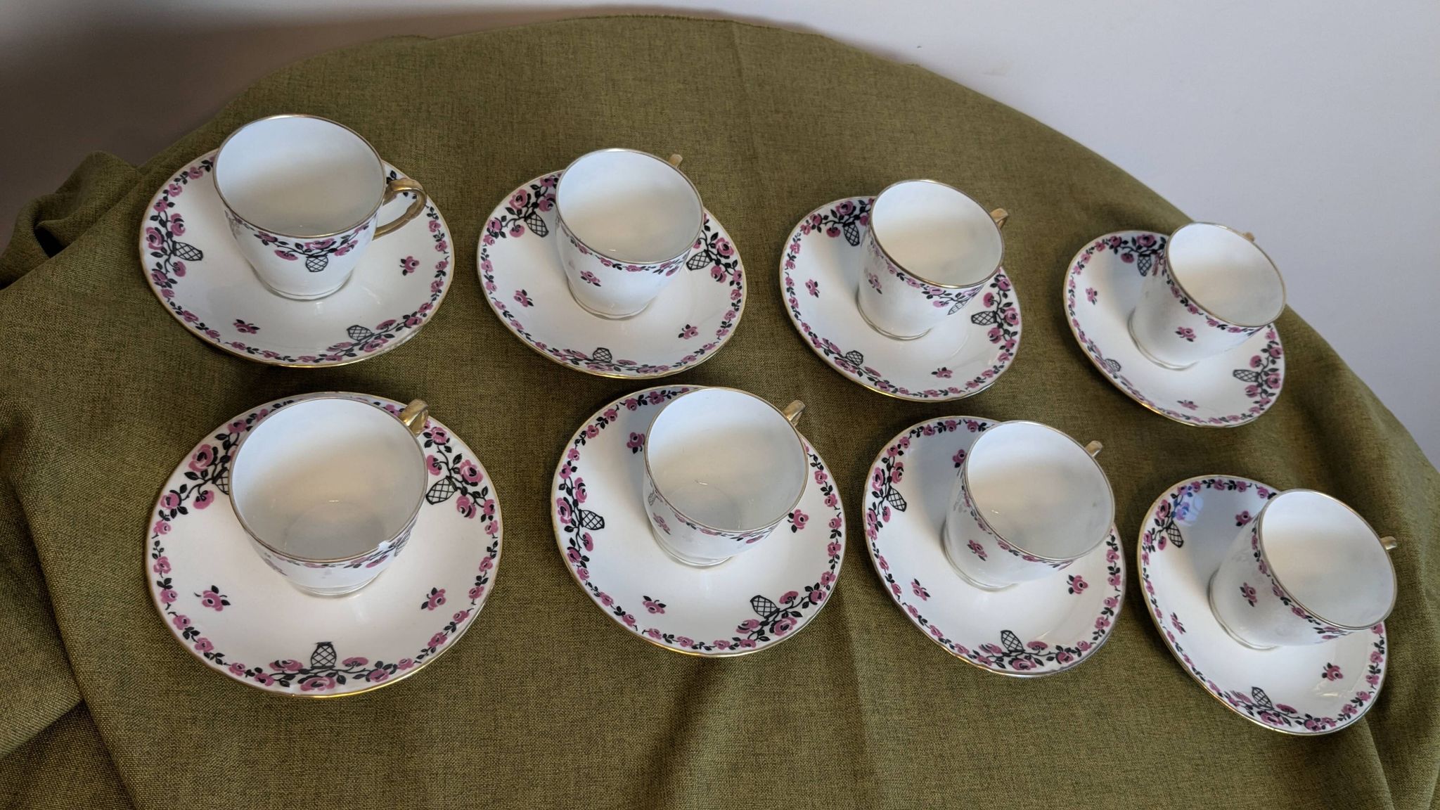 Service à café en porcelaine 18 pièces signé "Aux Lions de Faïence Paris"