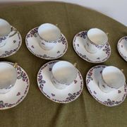 Service à café en porcelaine 18 pièces signé "Aux Lions de Faïence Paris"