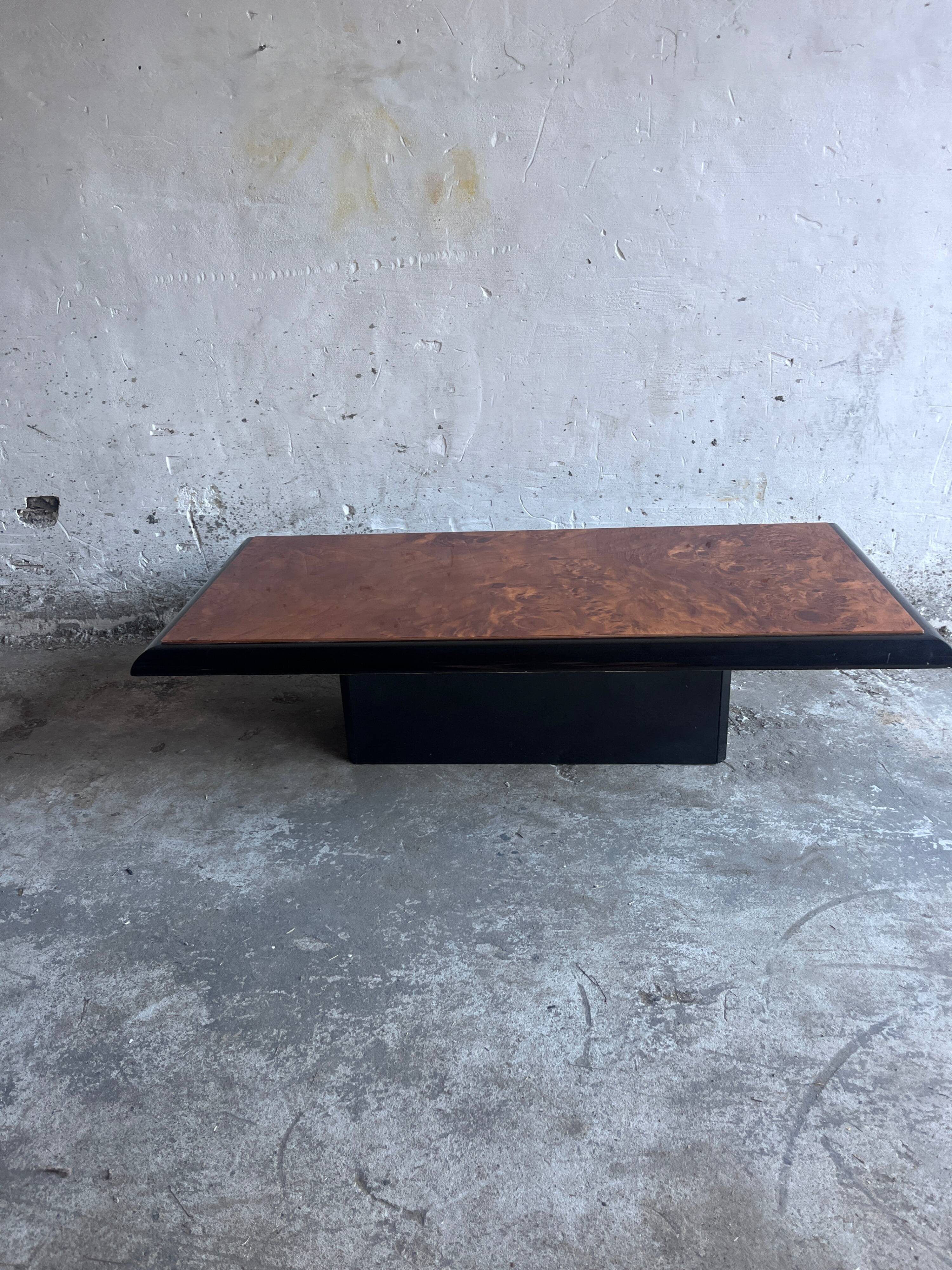 Vintage coffee table in wood burl on a black lacquered base.