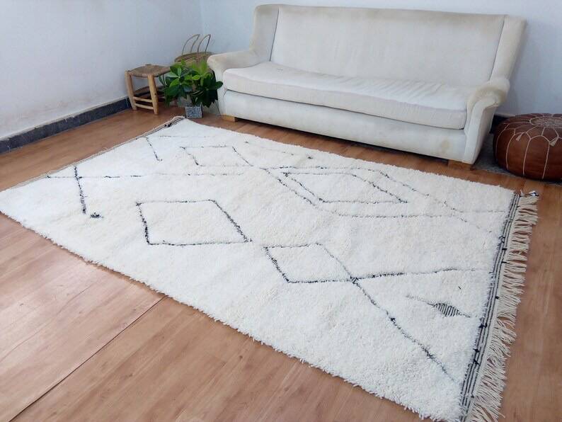 Handcrafted white Beni Ouraine rug, size 160 x 250 cm