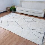 Handcrafted white Beni Ouraine rug, size 160 x 250 cm
