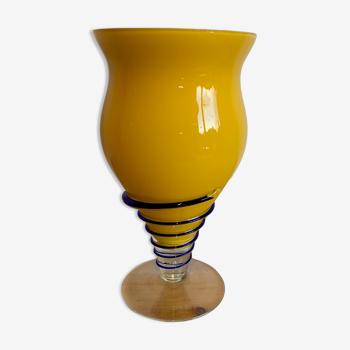 Vase jaune cerclé de bleu nuit