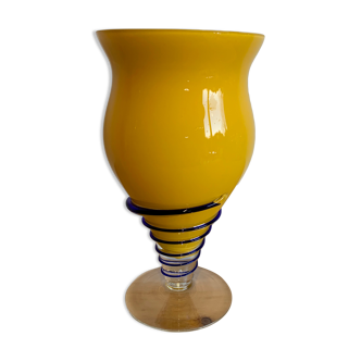 Vase jaune cerclé de bleu nuit