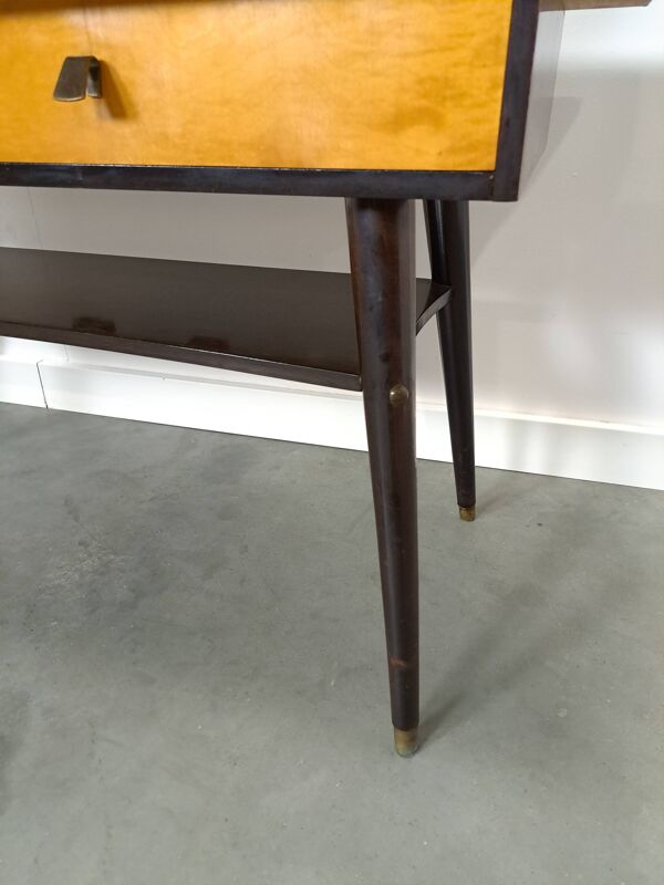 Table d'appoint avec tiroirs et grand miroir avec cadre doré, coiffeuse.