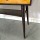 Sidetable met lades en grote spiegel met gouden rand, kaptafel